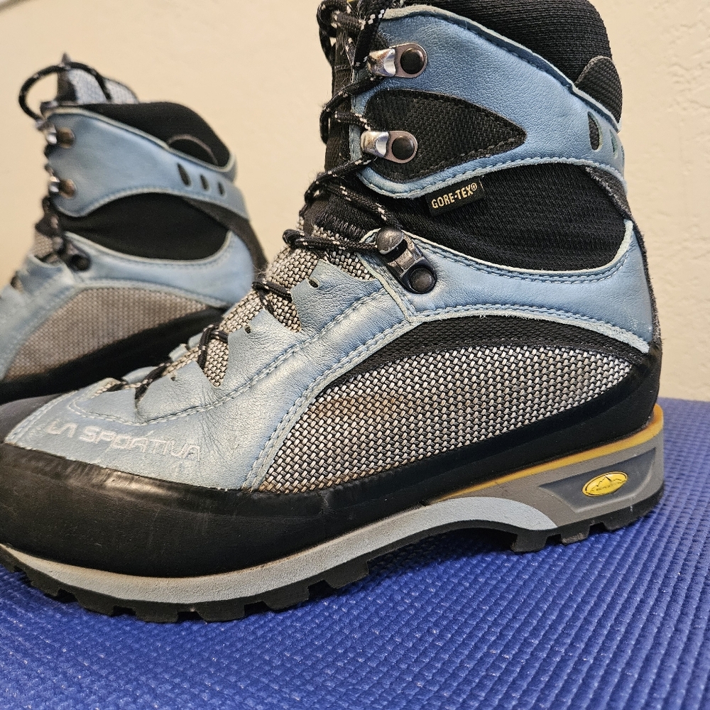 La Sportiva Hiking Boots, Size 7.5+ - Picture 5 of 16
